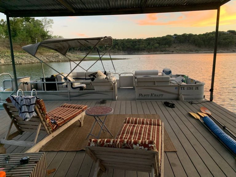 Large shared dock for all Airbnb guests to use. Use our kayaks/lily pad or sit and read a book. Boat in picture is a boat rental from Briarcliff Marina on Lake Travis. We allow up to 3 -8hr parking on dock in high summer.