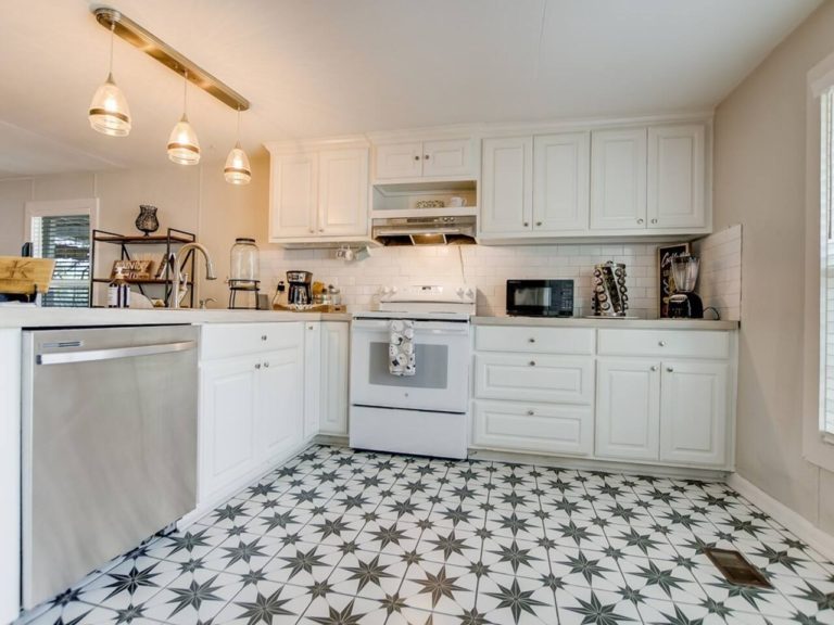 Very clean vintage vibe kitchen is fully equipped with coffee maker, toaster, blender, wine opener, dishwasher, microwave, salt/pepper, spices, plates, wine glasses, etc. No need to bring anything to our kitchen.